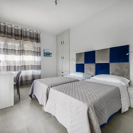 De Vivo Realty - Azzurro Park Suite Sorrento *