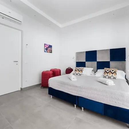 Azzurro Park - De Vivo Realty Apartment *