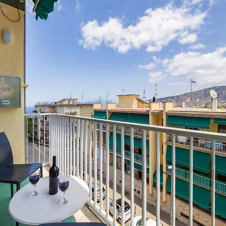 De Vivo Realty - Azzurro Park Suite Sorrento *